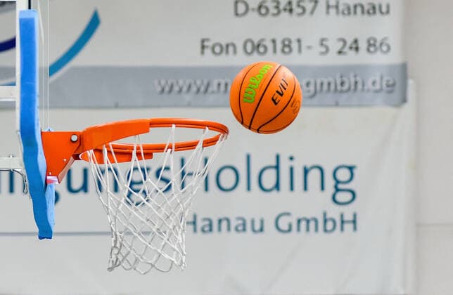 04 04 2021, xpsx, basketball 2 Bundesliga Pro B playoffs group stage, EBBECKE White Wings Hanau ART Giants Düsseldorf v l ball basketball symbol photo basket basketball basket Hanau Hesse Germany DEU