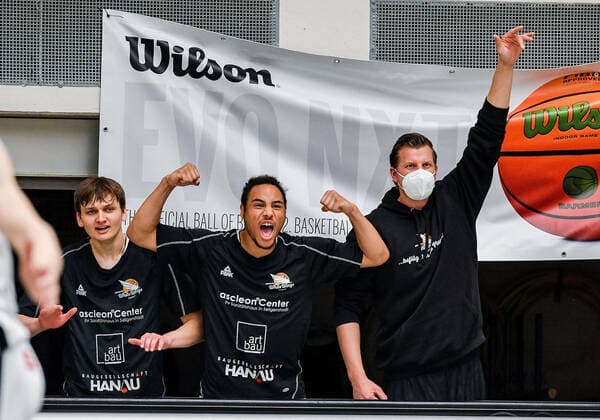 04 04 2021, xpsx, Basketball 2 Bundesliga Pro B Playoffs Group Phase, EBBECKE White Wings Hanau ART Giants Düsseldorf v l jubel bank Hanau Omari Knox EBBECKE WHITE WINGS Hanau , Josef Eichler EBBECKE WHITE WINGS Hanau Hanau Hessen Germany DEU