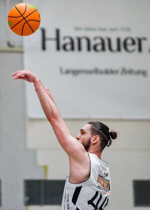 04 04 2021, xpsx, Basketball 2 Bundesliga Pro B Playoffs Group Stage, EBBECKE White Wings Hanau ART Giants Düsseldorf v l Eduard Arques Lopenz EBBECKE WHITE WINGS Hanau Hanau Hesse Germany DEU