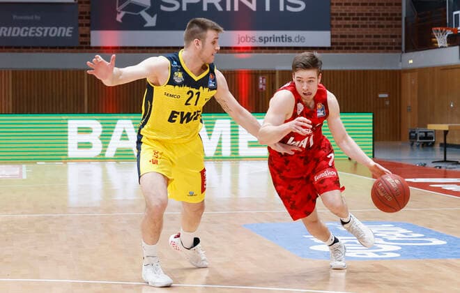 04 04 2021, Basketball, BBL 2020 2021, 26 matchday, s Oliver Wuerzburg EWE Baskets Oldenburg, GER, Wuerzburg, s Oliver Arena, picture from left Tomislaw Gabric EWE Baskets Oldenburg and Nils Hassfurther s Oliver Wuerzburg Copyright: HMBxMedia xHeikoxBecker