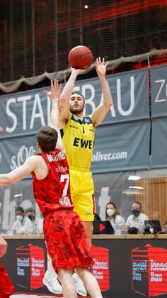 04 04 2021, Basketball, BBL 2020 2021, 26 matchday, s Oliver Wuerzburg EWE Baskets Oldenburg, GER, Wuerzburg, s Oliver Arena, picture from left Nils Hassfurther s Oliver Wuerzburg and Keith Hornsby EWE Baskets Oldenburg Copyright: HMBxMedia xHeikoxBecker