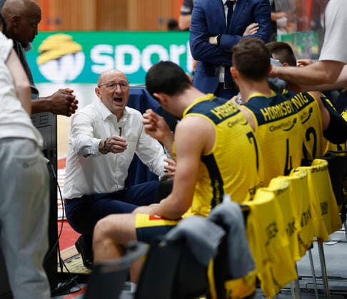 04 04 2021, Basketball, BBL 2020 2021, 26 matchday, s Oliver Wuerzburg EWE Baskets Oldenburg, GER, Wuerzburg, s Oliver Arena, picture time out with head coach Mladen Drijencic EWE Baskets Oldenburg. Copyright: HMBxMedia xHeikoxBecker
