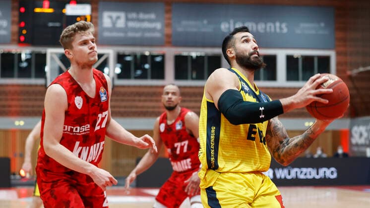 04 04 2021, Basketball, BBL 2020 2021, 26 matchday, s Oliver Wuerzburg EWE Baskets Oldenburg, GER, Wuerzburg, s Oliver Arena, picture from left Jonas Weitzel s Oliver Wuerzburg and Martin Breuning EWE Baskets Oldenburg Copyright: HMBxMedia xHeikoxBecker