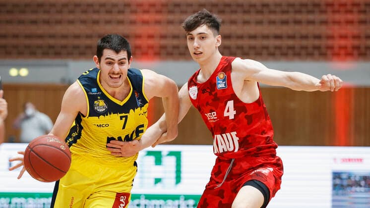 04 04 2021, Basketball, BBL 2020 2021, 26 matchday, s Oliver Wuerzburg EWE Baskets Oldenburg, GER, Wuerzburg, s Oliver Arena, picture from left Sebastian Herrera EWE Baskets Oldenburg ud Julius Boehmer s Oliver Wuerzburg Copyright: HMBxMedia xHeikoxBecker