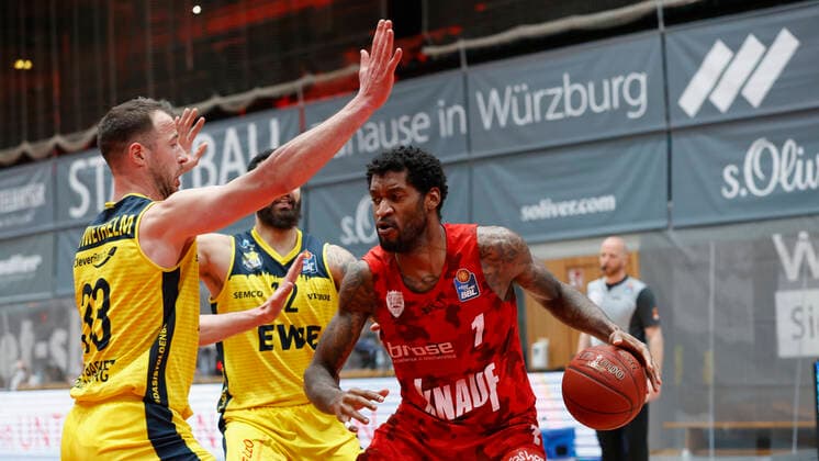04 04 2021, Basketball, BBL 2020 2021, 26 matchday, s Oliver Wuerzburg EWE Baskets Oldenburg, GER, Wuerzburg, s Oliver Arena, picture from left Philipp Schwethelm EWE Baskets Oldenburg , Martin Breuning EWE Baskets Oldenburg und Perry Jones III s Oliver Wuerzburg Copyright: HMBxMedia xHeikoxBecker