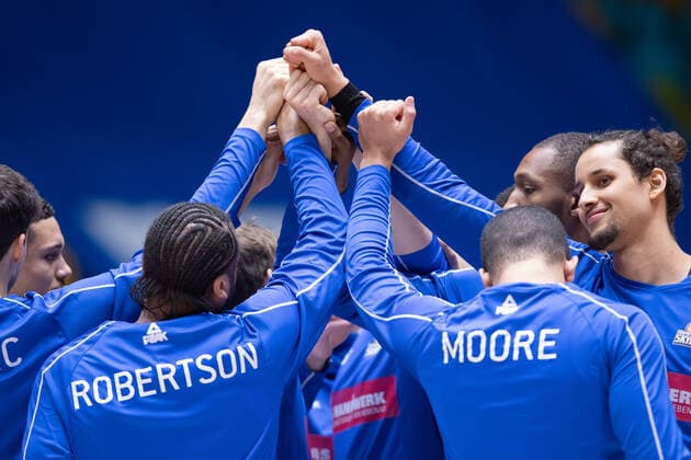 Fraport Skyliners HAKRO Merlins Crailsheim, easyCredit BBL Michael Kessens Fraport Skyliners, 2, right, and his teammates in the team circle Basketball match of the easyCredit BBL between Fraport Skyliners and HAKRO Merlins Crailsheim on 4 April 2021 at Fraport Arena in Frankfurt am Main , Frankfurt am Main Hesse Germany Fraport Arena
