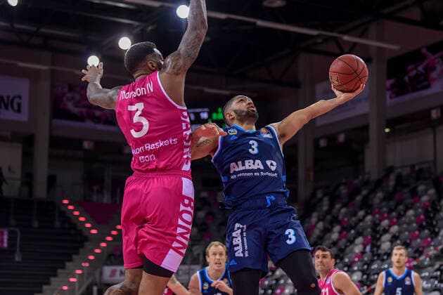 easyCredit BBL, Telekom Baskets Bonn vs Alba Berlin, 04 04 2021 Peyton Siva Alba Berlin 3 James Thompson IV Telekom Baskets Bonn 3 , easyCredit BBL, Telekom Baskets Bonn vs Alba Berlin on 04 04 2021 at Telekom Dome, Bonn Nordrhein Westfalen Copyright: xBEAUTIFULxSPORTS Mueller-Laschetx