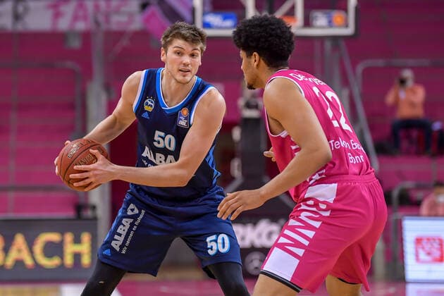 easyCredit BBL, Telekom Baskets Bonn vs Alba Berlin, 04 04 2021 Ben Lammers Alba Berlin 50 , Gabriel de Oliveira Telekom Baskets Bonn 22 , easyCredit BBL, Telekom Baskets Bonn vs Alba Berlin on 04 04 2021 at Telekom Dome, Bonn Nordrhein Westfalen Copyright: xBEAUTIFULxSPORTS Mueller-Laschetx