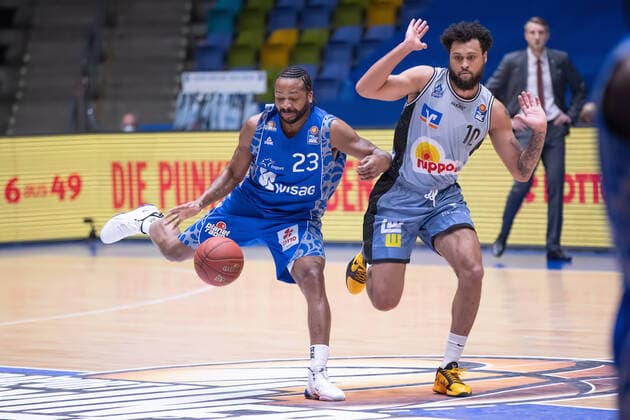 Fraport Skyliners HAKRO Merlins Crailsheim, easyCredit BBL Quantez Robertson Fraport Skyliners, 23, left is tripped up after a jostle by Jermaine Haley Jr Crailsheim, 10 Basketball match of the easyCredit BBL between Fraport Skyliners and HAKRO Merlins Crailsheim on 4 April 2021 at Fraport Arena in Frankfurt am Main , Frankfurt am Main Hesse Germany Fraport Arena