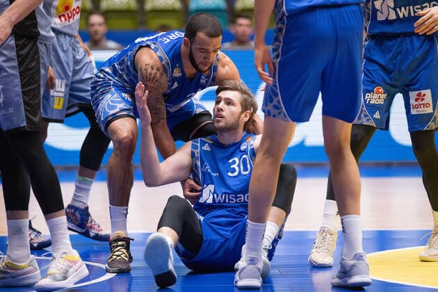 Fraport Skyliners HAKRO Merlins Crailsheim, easyCredit BBL The strutted Jon Axel Gudmundsson Fraport Skyliners, 30 gets from his teammates here Rasheed Moore Fraport Skyliners, 20 Help Basketball match of the easyCredit BBL between the Fraport Skyliners and HAKRO Merlins Crailsheim on 4 April 2021 at the Fraport Arena in Frankfurt am Main , Frankfurt am Main Hesse Germany Fraport Arena