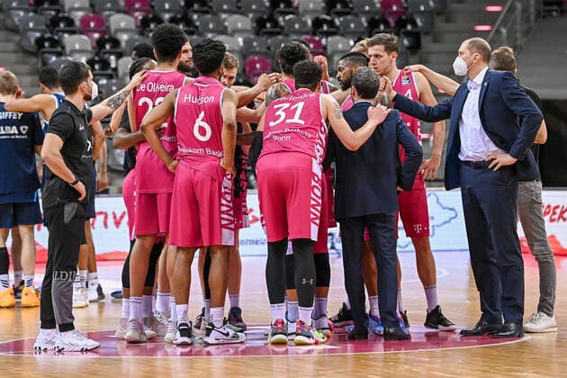easyCredit BBL, Telekom Baskets Bonn vs Alba Berlin, 04 04 2021 Team Telekom Baskets, easyCredit BBL, Telekom Baskets Bonn vs Alba Berlin on 04 04 2021 at the Telekom Dome Bonn, Bonn North Rhine-Westphalia Copyright: xBEAUTIFULxSPORTS Mueller-Laschetx