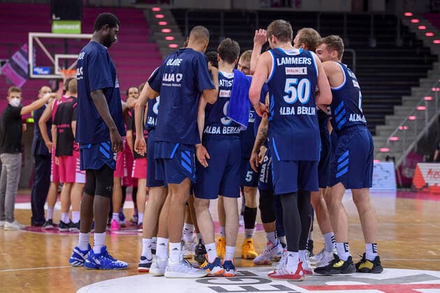easyCredit BBL, Telekom Baskets Bonn vs Alba Berlin, 04 04 2021 Albas final cheer after 75 80 win against Bonn, easyCredit BBL, Telekom Baskets Bonn vs Alba Berlin on 04 04 2021 at Telekom Dome, Bonn North Rhine Westphalia. Copyright: xBEAUTIFULxSPORTS Mueller-Laschetx