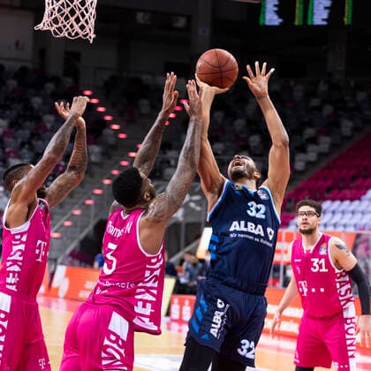 Bonn, 04 04 21 Jayson Granger Berlin, right against James Thompson Bonn, left in the Basketball Bundesliga match Telekom Baskets Bonn vs Alba Berlin