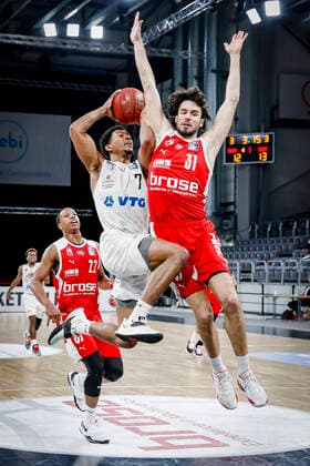 left 07 Kameron Taylor Hamburg Towers right Michele Vitali Brose Bamberg, 31 Brose Bamberg Hamburg Towers easyCredit BBL Basketball Bundesliga Basketball Season 2020 21 26 Matchday, 04 04 2021 Bamberg, Brose Arena Copyright: DanielxLöb