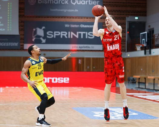 04 04 2021, Basketball, BBL 2020 2021, 26 matchday, s Oliver Wuerzburg EWE Baskets Oldenburg, GER, Wuerzburg, s Oliver Arena, picture from left Phil Pressey EWE Baskets Oldenburg and Florian Koch s Oliver Wuerzburg Copyright: HMBxMedia xHeikoxBecker