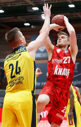 04 04 2021, Basketball, BBL 2020 2021, 26 matchday, s Oliver Wuerzburg EWE Baskets Oldenburg, GER, Wuerzburg, s Oliver Arena, picture from left Rasid Mahalbasic EWE Baskets Oldenburg and Jonas Weitzel s Oliver Wuerzburg Copyright: HMBxMedia xHeikoxBecker