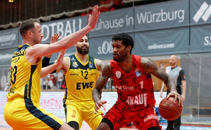 04 04 2021, Basketball, BBL 2020 2021, 26 matchday, s Oliver Wuerzburg EWE Baskets Oldenburg, GER, Wuerzburg, s Oliver Arena, picture from left Philipp Schwethelm EWE Baskets Oldenburg , Martin Breuning EWE Baskets Oldenburg und Perry Jones III s Oliver Wuerzburg Copyright: HMBxMedia xHeikoxBecker
