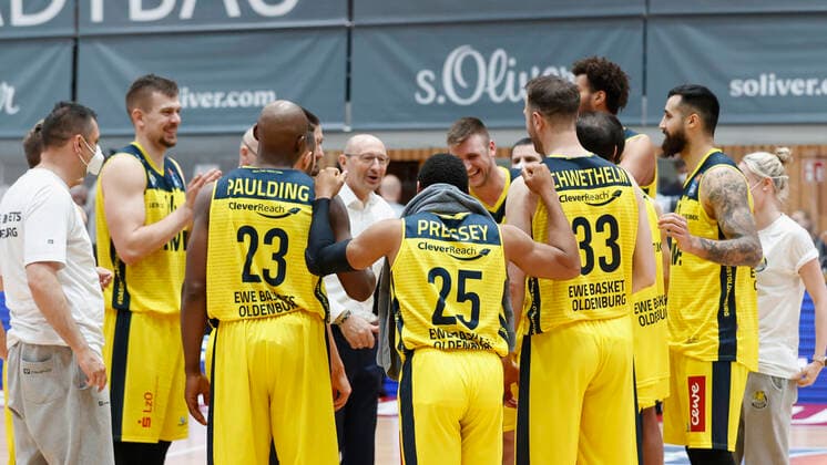 04 04 2021, Basketball, BBL 2020 2021, 26 matchday, s Oliver Wuerzburg EWE Baskets Oldenburg, GER, Wuerzburg, s Oliver Arena, picture team circle of Oldenburg. Copyright: HMBxMedia xHeikoxBecker