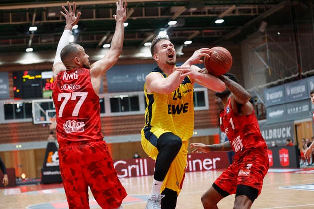 04 04 2021, Basketball, BBL 2020 2021, 26 matchday, s Oliver Wuerzburg EWE Baskets Oldenburg, GER, Wuerzburg, s Oliver Arena, picture from left Alex King s Oliver Wuerzburg , Rasid Mahalbasic EWE Baskets Oldenburg und Perry Jones III s Oliver Wuerzburg Copyright: HMBxMedia xHeikoxBecker