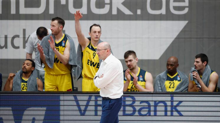 04 04 2021, Basketball, BBL 2020 2021, 26 matchday, s Oliver Wuerzburg EWE Baskets Oldenburg, GER, Wuerzburg, s Oliver Arena, picture jubilation on Oldenburg bench around head coach Mladen Drijencic EWE Baskets Oldenburg. Copyright: HMBxMedia xHeikoxBecker