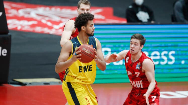 04 04 2021, Basketball, BBL 2020 2021, 26 matchday, s Oliver Wuerzburg EWE Baskets Oldenburg, GER, Wuerzburg, s Oliver Arena, picture from left Norris Agbakoko EWE Baskets Oldenburg and Nils Hassfurther s Oliver Wuerzburg Copyright: HMBxMedia xHeikoxBecker
