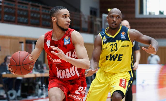 04 04 2021, Basketball, BBL 2020 2021, 26 matchday, s Oliver Wuerzburg EWE Baskets Oldenburg, GER, Wuerzburg, s Oliver Arena, picture from left Cameron Hunt s Oliver Wuerzburg and Rickey Paulding EWE Baskets Oldenburg Copyright: HMBxMedia xHeikoxBecker