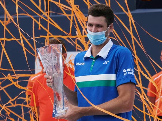 Sport Themen der Woche KW13 Hubert Hurkacz from Poland celebrates holding the championship trophy after defeating Jannik Sinner from Italy in the men s finals at the Miami Open in Hard Rock Stadium in Miami Gardens, Florida on Sunday, April 4, 2021. Hurkacz defeated 7-6, (7-4) 6-4.  MIA20210404110A GARYxIxROTHSTEIN