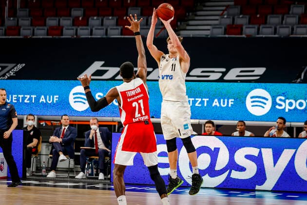 right 11 Maik Kotsar Hamburg Towers left Shevon Thompson Brose Bamberg, 27 Brose Bamberg Hamburg Towers easyCredit BBL Basketball Bundesliga Basketball Season 2020 21 26 Matchday, 04 04 2021 Bamberg, Brose Arena Copyright: DanielxLöb