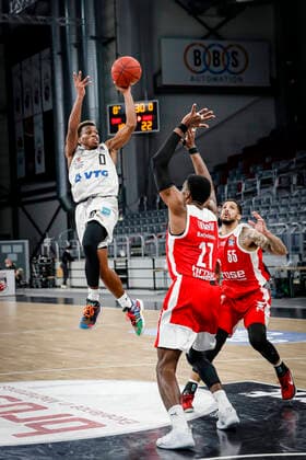 left 00 T J Shorts Hamburg Towers right Shevon Thompson Brose Bamberg, 27 Brose Bamberg Hamburg Towers easyCredit BBL Basketball Bundesliga Basketball Season 2020 21 26 Matchday, 04 04 2021 Bamberg, Brose Arena Copyright: DanielxLöb