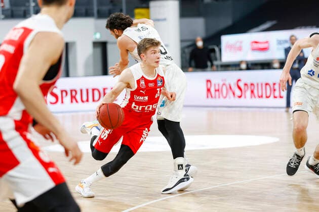 Front Bennet Hundt Brose Bamberg, 33 Brose Bamberg Hamburg Towers easyCredit BBL Basketball Bundesliga Basketball Season 2020 21 26 Matchday, 04 04 2021 Bamberg, Brose Arena Copyright: DanielxLöb