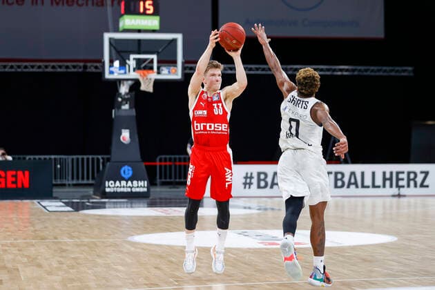 Left Bennet Hundt Brose Bamberg, 33 Right 00 T J Shorts Hamburg Towers Brose Bamberg Hamburg Towers easyCredit BBL Basketball Bundesliga Basketball Season 2020 21 26 Matchday, 04 04 2021 Bamberg, Brose Arena Copyright: DanielxLöb