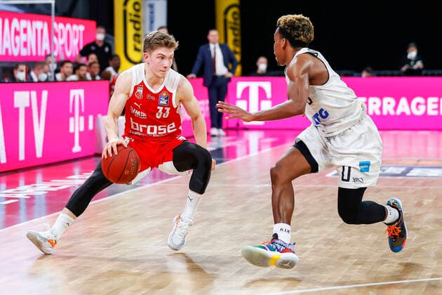 Left Bennet Hundt Brose Bamberg, 33 Right 00 T J Shorts Hamburg Towers Brose Bamberg Hamburg Towers easyCredit BBL Basketball Bundesliga Basketball Season 2020 21 26 Matchday, 04 04 2021 Bamberg, Brose Arena Copyright: DanielxLöb