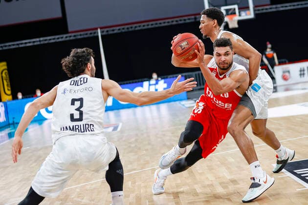Center Kenneth Ogbe Brose Bamberg, 25 left 03 Maximilian DiLeo Hamburg Towers right 07 Kameron Taylor Hamburg Towers Brose Bamberg Hamburg Towers easyCredit BBL Basketball Bundesliga Basketball Season 2020 21 26 Matchday, 04 04 2021 Bamberg, Brose Arena Copyright: DanielxLöb