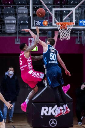 Bonn, 04 04 21 James Thompson Bonn, li against Ben Lammers Berlin in the basketball Bundesliga game Telekom Baskets Bonn vs Alba Berlin