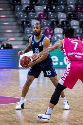 Bonn, 04 04 21 Jayson Granger berlin vs Chris Babb Bonn in the basketball Bundesliga game Telekom Baskets Bonn vs Alba Berlin