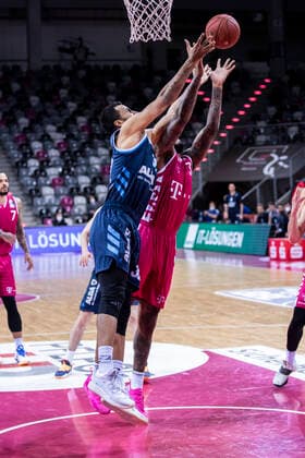 Bonn, 04 04 21 Johannes Thiemann Berlin, li against James Thompson Bonn in the basketball Bundesliga match Telekom Baskets Bonn vs Alba Berlin