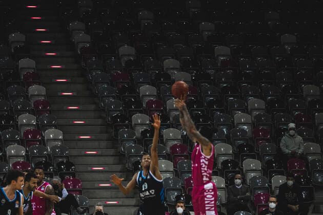 Bonn, 04 04 21 Empty spectator stands, Chris Babb Bobb taking a shot during the basketball Bundesliga match Telekom Baskets Bonn vs Alba Berlin