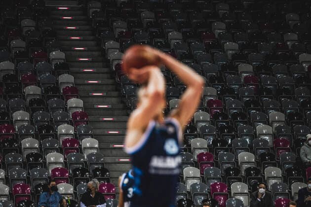 Bonn, 04 04 21 Empty spectator stands, Luke Sikma Berlin shooting a free throw during the basketball Bundesliga match Telekom Baskets Bonn vs Alba Berlin