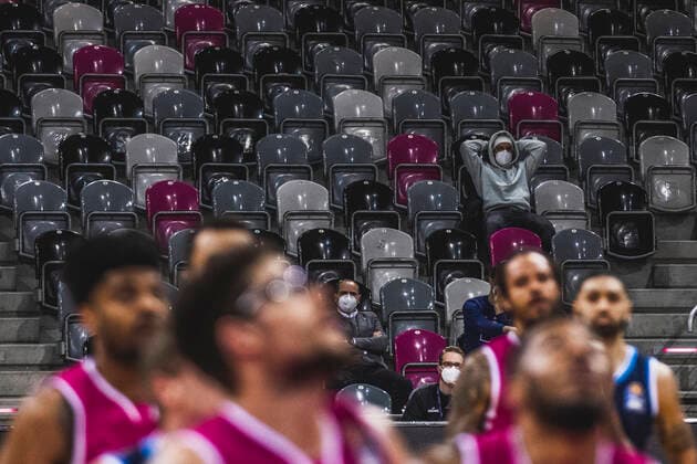 Bonn, 04 04 21 Empty stands, a few people with face masks in the basketball Bundesliga game Telekom Baskets Bonn vs Alba Berlin