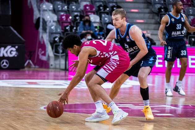 Bonn, 04 04 21 Gabriel De Oliveira Bonn vs Niels Giffey Berlin in the Basketball Bundesliga match Telekom Baskets Bonn vs Alba Berlin