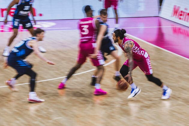 Bonn, 04 04 21 Chris Babb Bonn on the ball in the basketball Bundesliga match Telekom Baskets Bonn vs Alba Berlin