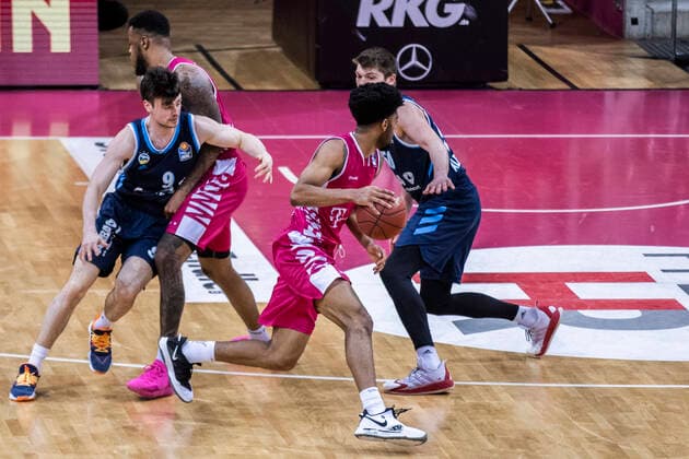 Bonn, 04 04 21 Jalen Hudson Bonn on the ball in the basketball Bundesliga match Telekom Baskets Bonn vs Alba Berlin