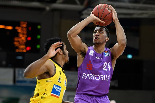 BG Göttingen MHP Riesen Ludwigsburg 05 04 2021, Basketball Bundesliga easyCredit BBL, 2020 2021 season, main round, BG Göttingen MHP Riesen Ludwigsburg Göttingens Aubrey Dawkins r plays against Ludwigsburgs Barry Brown Jr Göttingen Lower Saxony Germany.