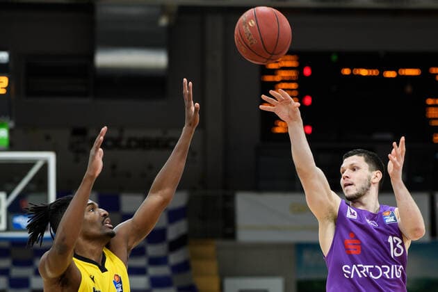 BG Göttingen MHP Riesen Ludwigsburg 05 04 2021, Basketball Bundesliga easyCredit BBL, 2020 2021 season, main round, BG Göttingen MHP Riesen Ludwigsburg Göttingens Rihards Lomazs r plays Ludwigsburgs Jaleen Smith Göttingen Lower Saxony Germany.