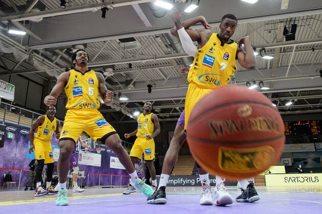 BG Göttingen MHP Riesen Ludwigsburg 05 04 2021, Basketball Bundesliga easyCredit BBL, 2020 2021 season, main round, BG Göttingen MHP Riesen Ludwigsburg Ludwigsburgs Jamel McLean r and Ludwigsburgs Barry Brown Jr look after the ball Göttingen Lower Saxony Germany.