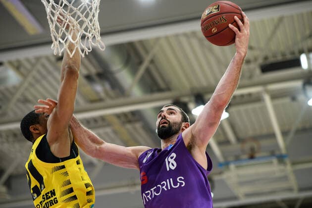 BG Göttingen MHP Riesen Ludwigsburg 05 04 2021, Basketball Bundesliga easyCredit BBL, 2020 2021 season, main round, BG Göttingen MHP Riesen Ludwigsburg Göttingens Harper Kamp r plays against Ludwigsburgs Tremmel Darden Göttingen Lower Saxony Germany.