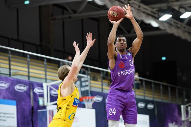 BG Göttingen MHP Riesen Ludwigsburg 05 04 2021, Basketball Bundesliga easyCredit BBL, 2020 2021 season, main round, BG Göttingen MHP Riesen Ludwigsburg Göttingens Aubrey Dawkins r plays against Ludwigsburgs Jordan Hulls Göttingen Lower Saxony Germany.