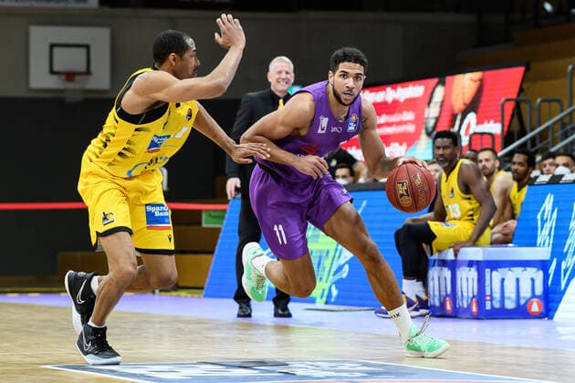 BG Göttingen MHP Riesen Ludwigsburg 05 04 2021, Basketball Bundesliga easyCredit BBL, season 2020 2021, main round, BG Göttingen MHP Riesen Ludwigsburg Göttingens Marvin Omuvwie r plays against Ludwigsburgs Tremmel Darden Göttingen Lower Saxony Germany