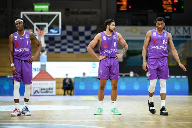 BG Göttingen MHP Riesen Ludwigsburg 05 04 2021, Basketball Bundesliga easyCredit BBL, 2020 2021 season, main round, BG Göttingen MHP Riesen Ludwigsburg Göttingens Deishuan Booker, Göttingens Marvin Omuvwie and Göttingens Aubrey Dawkins are on the field Göttingen Lower Saxony Germany