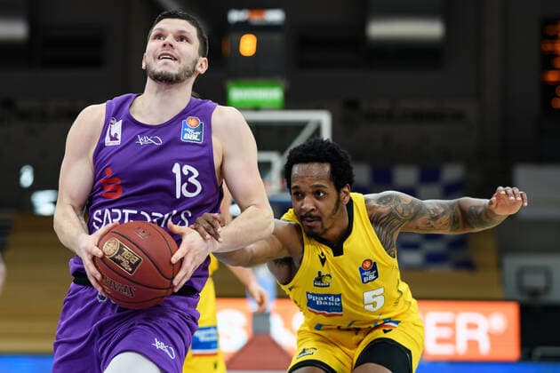 BG Göttingen MHP Riesen Ludwigsburg 05 04 2021, Basketball Bundesliga easyCredit BBL, 2020 2021 season, main round, BG Göttingen MHP Riesen Ludwigsburg Göttingens Rihards Lomazs l plays against Ludwigsburgs Barry Brown Jr Göttingen Lower Saxony Germany.